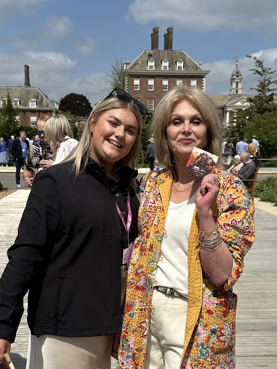 Joni from The Firepit Company had an absolutely fabulous moment at <a href="/The_RHS/">The RHS</a> Chelsea as Joanna Lumley stopped by and collected her special DOOM: The Dark Ages seeds from our stand. 🔥🌱 Glamour, gardens, and a touch of DOOM! <a href="/xboxuk/">Xbox UK</a> #RHSChelsea #AbsolutelyFabulous #DOOMSeeds