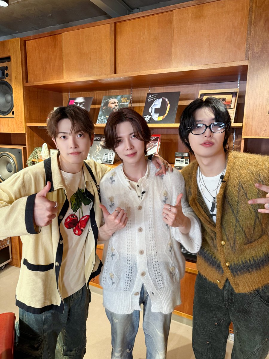 ATEEZofficial's tweet photo. [📷] '에픽카세' Behind Photo

오랜만에 한 자리에 모인 에씨 가문!
#에픽하이 선배님과 #홍중 #여상 #민기 의
공주 안기부터 1:1 데이트 타임까지 ⁄(⁄ ⁄•⁄-⁄•⁄ ⁄)⁄
화기애애한 분위기로 가득했던 시간💕

#ATEEZ #에이티즈 https://t.co/pyRfJRTjmg