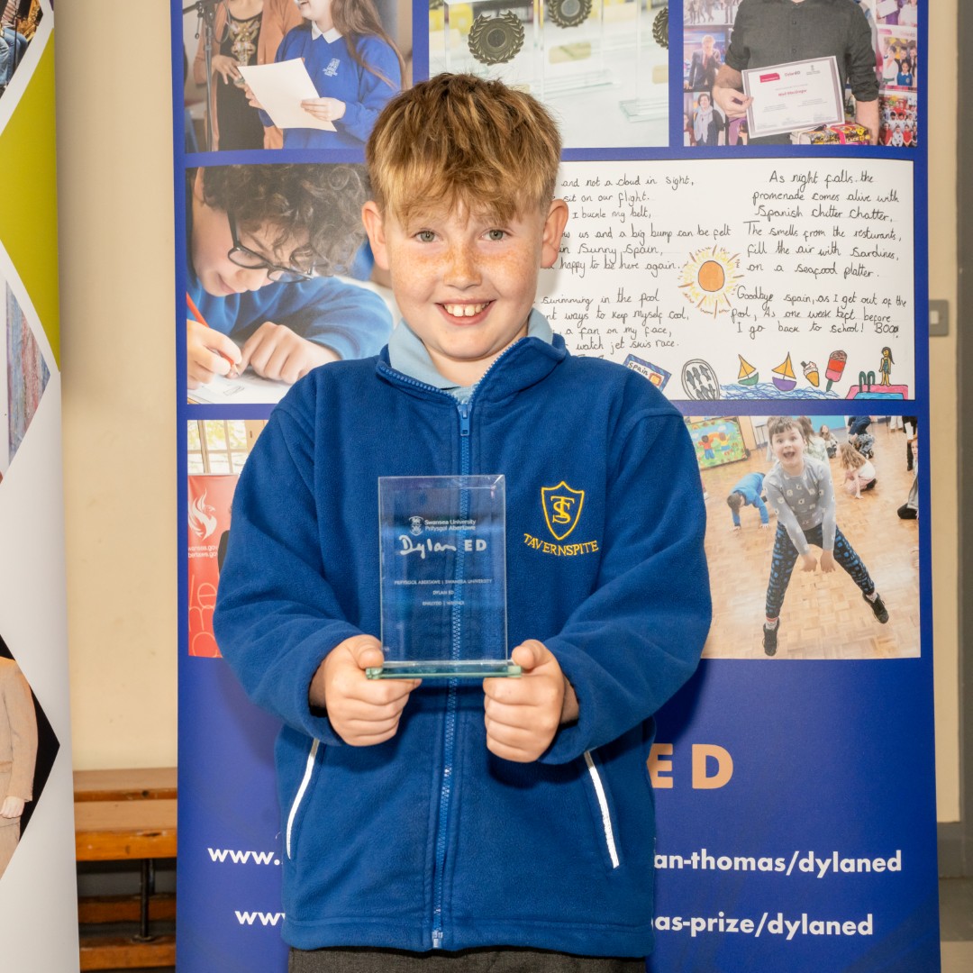 dylanthomprize's tweet photo. 🎉 A wonderful morning at @Tavernspitecp presenting Alfie and Leah with their #DylanED prizes. Alfie claimed 1st place, and Leah claimed 2nd place in the English language category of our recent 'My Holiday Memories' @DyddDylanDay #DylanDay competition.🏆🔗https://t.co/s5xbOXQsat https://t.co/EnToWnOHZi