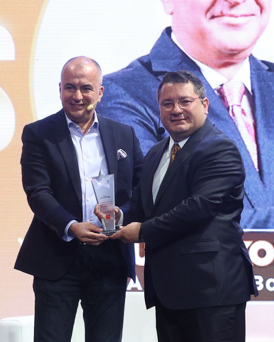 Zirvedekiler sahnesinde ilham veren konuşmalarıyla bizleri girişimciliğin farklı yollarında yolculuğa çıkaran Yemeksepeti kurucusu Sayın Nevzat Aydın ve Arzum YK Başkanı Sayın Murat Kolbaşı’na, Eğitim Girişimcisi Sayın Ümit Kalko plaket takdim etti.