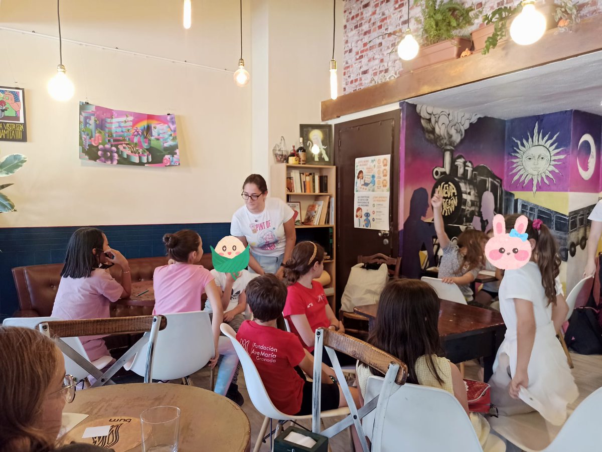 ipbln_csic's tweet photo. 😎Así de divertida fue la primera sesión de #PintKids del festival @pintofscienceES con este equipazo @women_in_ai en la Cafetería Nueva Estación 🤖🐵
🎉 ¡¡Y seguimos!!
Hoy toca la segunda sesión de la mano del @ipbln_csic 🧬🧫
¡¡Hasta luego!! 👏 https://t.co/LI21YEBgo2