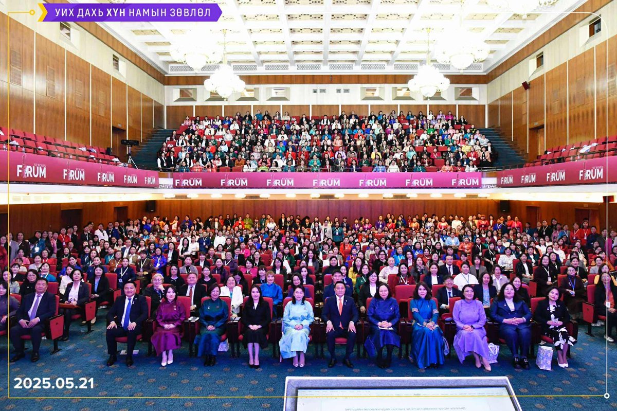 “Бид эмэгтэйчүүд” чуулга уулзалтад ХҮН намын мэндчилгээг УИХ-ын гишүүн Б.Мөнхсоёл хүргэсэн бол УИХ-ын гишүүн П.Ганзориг, НББХ-ны дарга Л.Энхнасан, Ж.Золжаргал, Г.Уянгахишиг нарын гишүүд панелистаар оролцож, эмэгтэйчүүдэд тулгамдаж буй асуудлуудаар санал бодлоо солилцлоо.