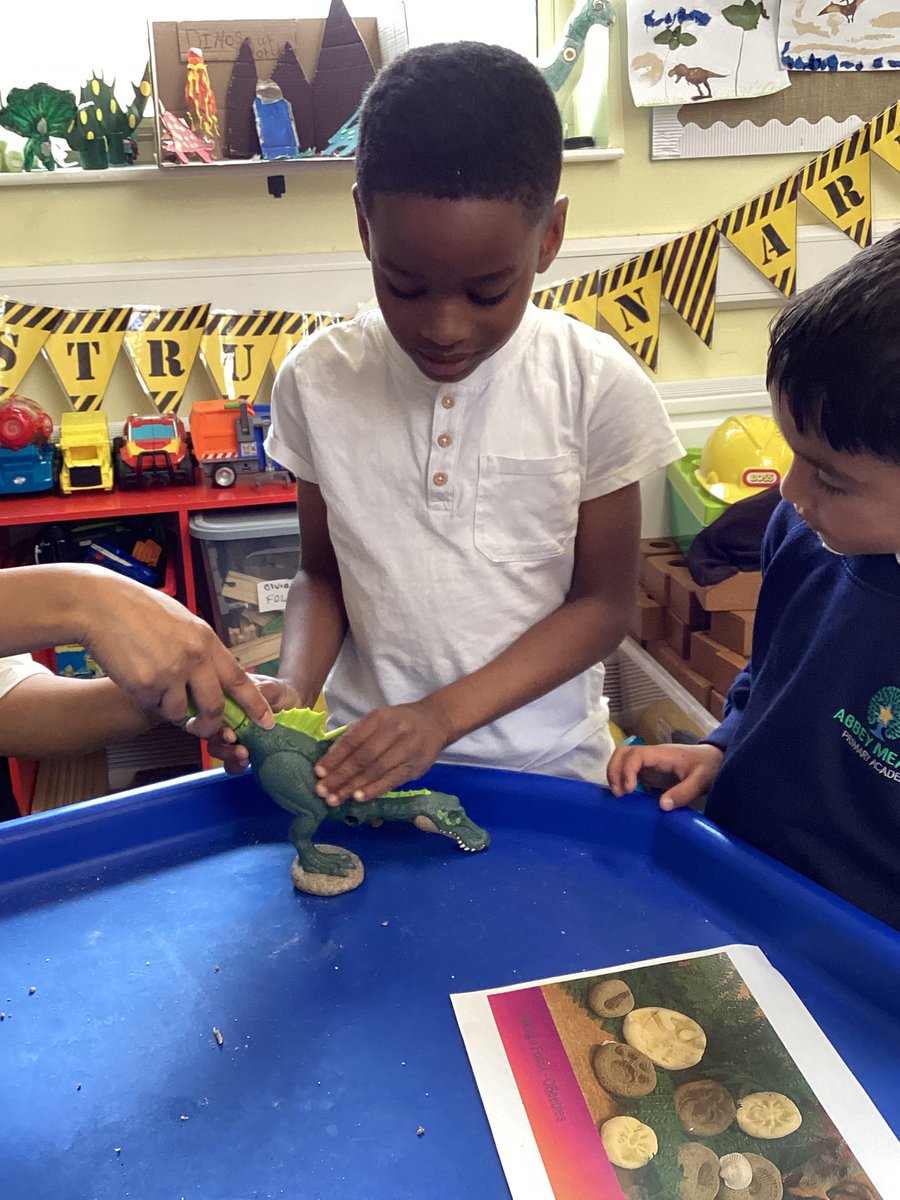AbbeyMead_TMET's tweet image. FOL/SS have enjoyed creating our own dinosaur fossils from salt dough #EYFS #ExpressiveArtsandDesign
