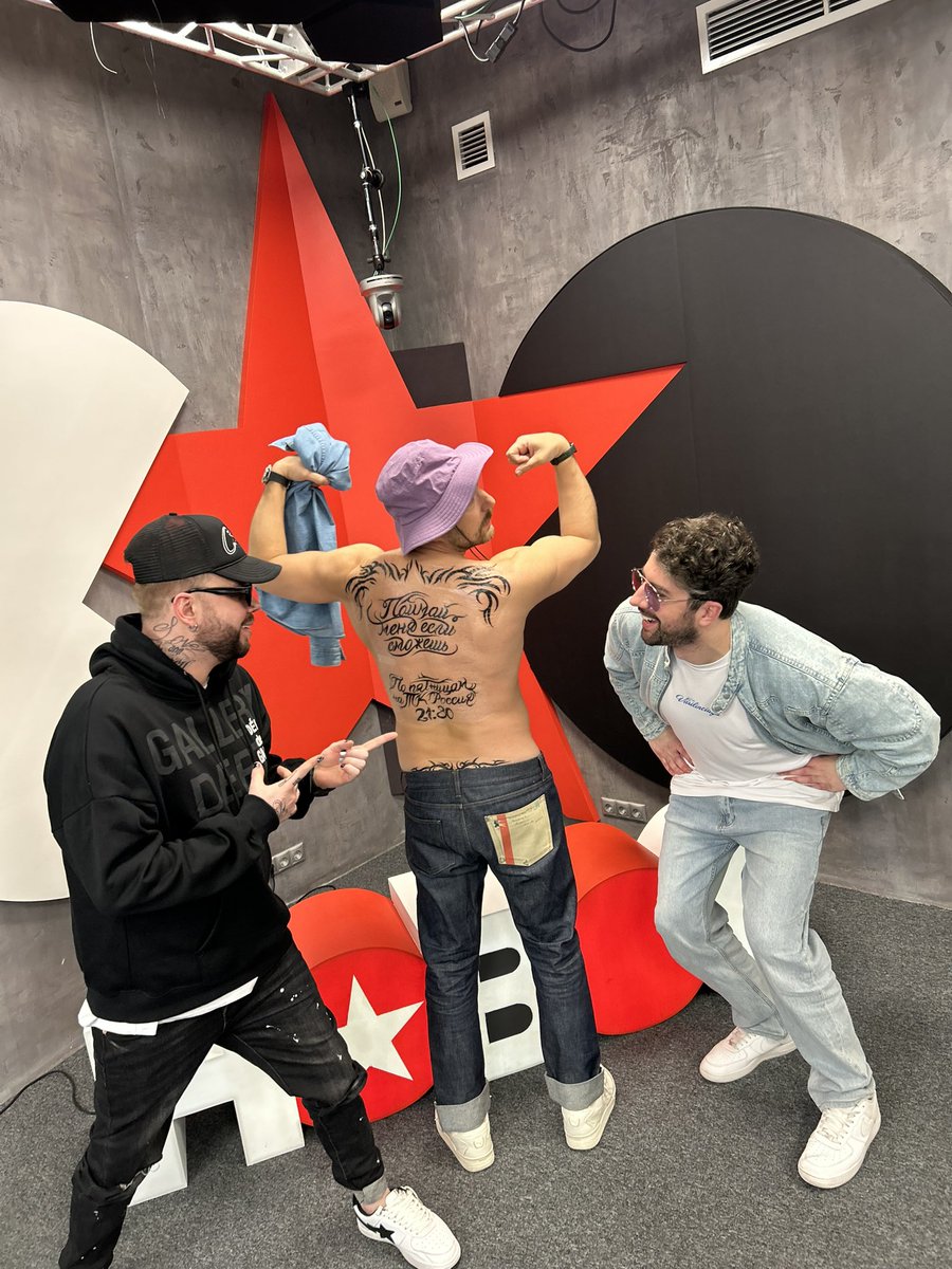 Ковбои и амазонки, яу!
За что я люблю радио? Оно способно вдохновлять!
Например в шоу Калинина и Райтрауна на Новом радио Райтраун делал коллегам татуировки в эфире.
И это меня воодушевило на собственную татуировку. 

Вроде получилось деликатно
Чего думаете?

@newradioru