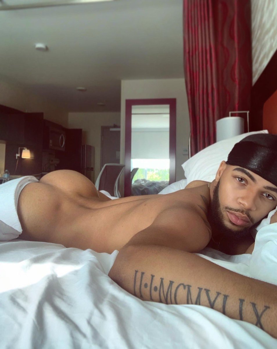 matureluv1's tweet photo. Soft sheets. Hard to forget.
#MorningMood #SweetAndSlick #BoyNextBed #ConfidenceInCurves #DrapedInDesire #VelvetVibes #BeardAndBody #LoungeAndLure #UnfilteredEnergy #DuragDrea https://t.co/sOYtQXUpql