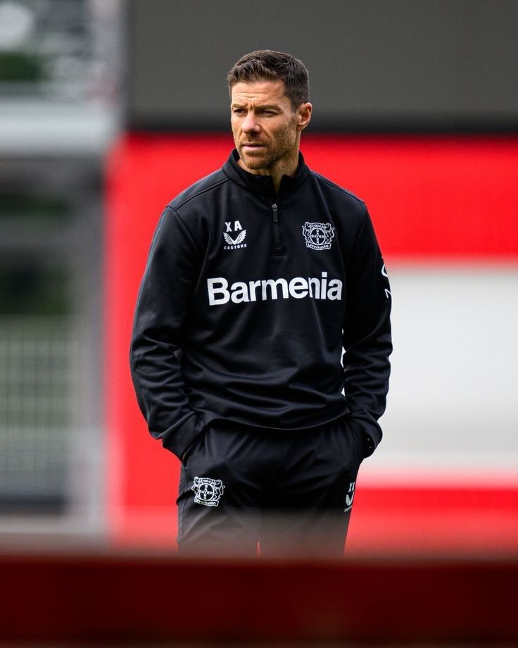 ملامح أسلوب تشابي ألونسو التكتيكي مع ريال مدريد
ونشرت صحيفة آس تقريرًا حول طريقة لعب ألونسو، مشيرةً إلى أنه خلال فترته في باير ليفركوزن أظهر ميوله إلى اللعب بثلاثة مدافعين، معتمدًا على خطتي 3-4-3 و3-5-2.