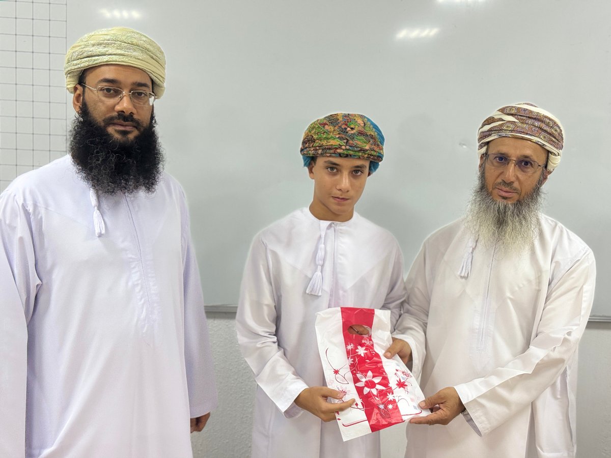 تشجيعاً لحفظة القرآن الكريم.
قسم التربية الإسلامية كرم الطلبة المشاركين بمسابقة حفظ القرآن الكريم للعام الدراسي 2024/2025م بقاعة أدم التعليمية وذلك تحت رعاية أ.صالح البوسعيدي وبحضور  اساتذة مادة التربية الإسلامية وجانب من الهيئة التعليمية . 
#أدم_للتعليم_الأساسي 
#تعلم_مستدام