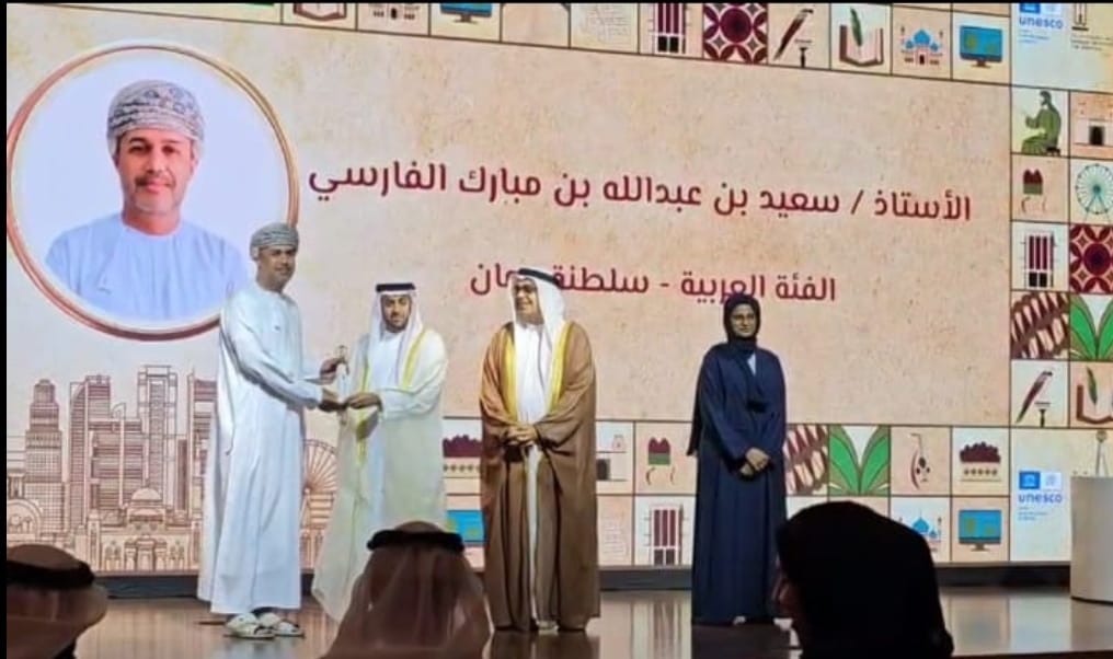 majazteam1's tweet photo. نبارك للأستاذ/ سعيد بن عبدالله بن مبارك الفارسي فوزه بجائزة الشارقة الدولية للتراث الثقافي الدورة الخامسة في مجال أفضل البحوث والدراسات/الفئة العربية، عن بحث حمل عنوان" الثابت والمتغير في المأثورات الشعبية المصاحبة لحرفة الصيد بسلطنة عمان، محافظة شمال الباطنة https://t.co/yuAGQFWaWN