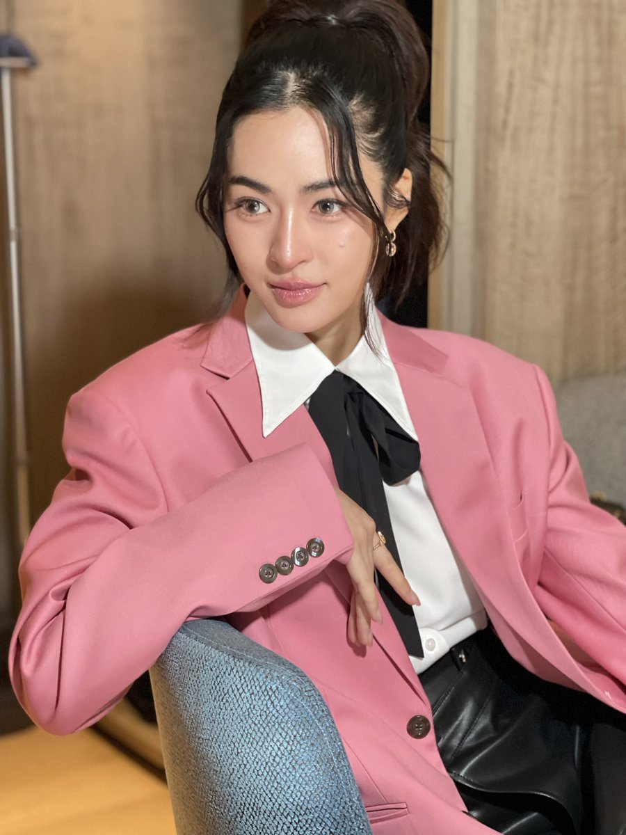 messysapphics's tweet image. ling has been putting her hair up more lately and i’m so here for it, she’s so beautiful 😭😭😭
LINGLING PRESENTER EUCERIN
#EucerinxLinglingKwong
#Linglingkwong #หลิงหลิงคอง