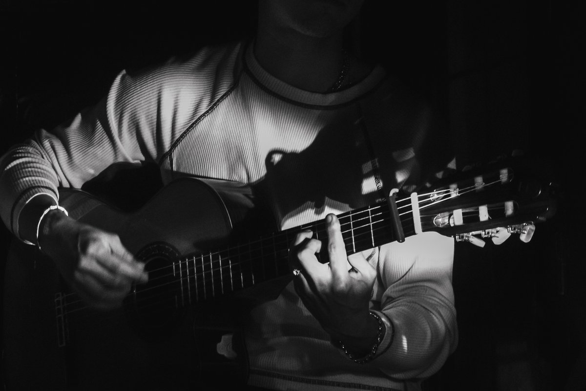 🌊 | "Anaju se presenta como un lienzo en blanco para recuperar su voz"

✍️"En ella vimos verdad, fe y una voz que merece ser escuchada por derecho propio"

📰Review y fotos en 🔗revibewaves.es/anaju-se-prese…

📷 Lilith Visuals 🖊️ Equipo RW
📍Sala Búho Real
🤝Ara Music Group