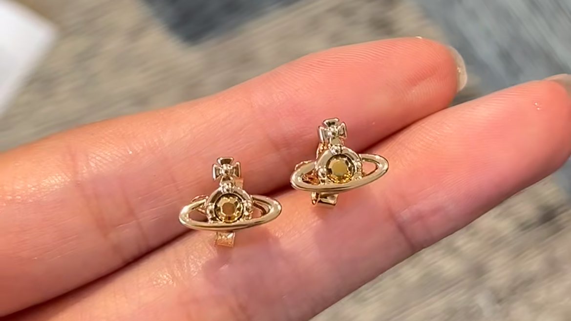 🧂🫧แอดรวมต่างหูจาก Vivienne Westwood ขนาดมินิมอลปุ๊กปิ๊กมาให้แล้วค่า สาย personal color มีแบ่งไว้ให้แล้วด้วยน้าา เลือกตามนี้เลยนะคะ💗