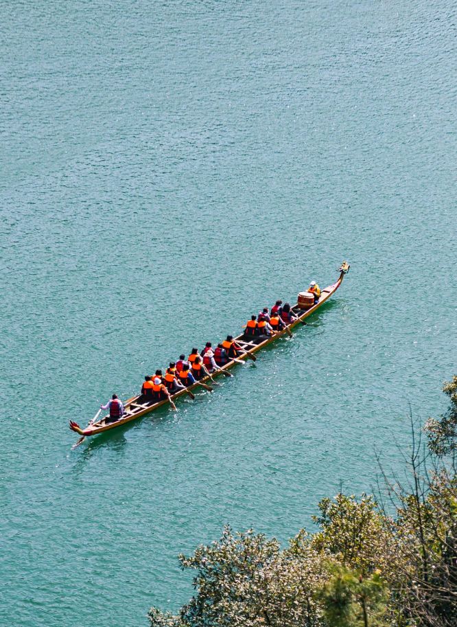 Escape the city and reconnect with nature at Shiyan Lake Scenic Area 🌿⛰️ — where misty mountains, serene waters, and forest trails create the perfect weekend