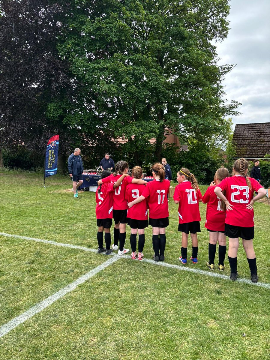 KM_Tools_Ltd's tweet photo. A close match and an incredible season!
The Stone Dominoes showed real grit this weekend—battling from 0-1 down to a 1-1 draw before a narrow 1-2 penalty loss. Just months ago, this team beat them 8-0—what a turnaround!

🏆 21 wins
⚽ 131 goals
👏 Huge pride!

#kmt #girlsfootball https://t.co/AyiODxl1Il