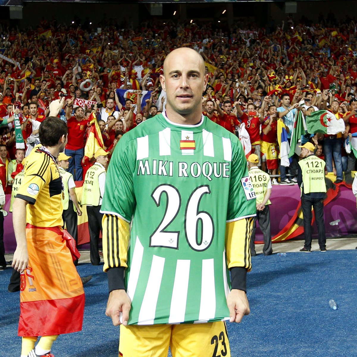 Sangre andaluza, una trayectoria envidiable y un gesto de campeón para el recuerdo 🥹👕

¡Enhorabuena por tu exitosa carrera, <a href="/PReina25/">Pepe Reina</a>! 👏🏆