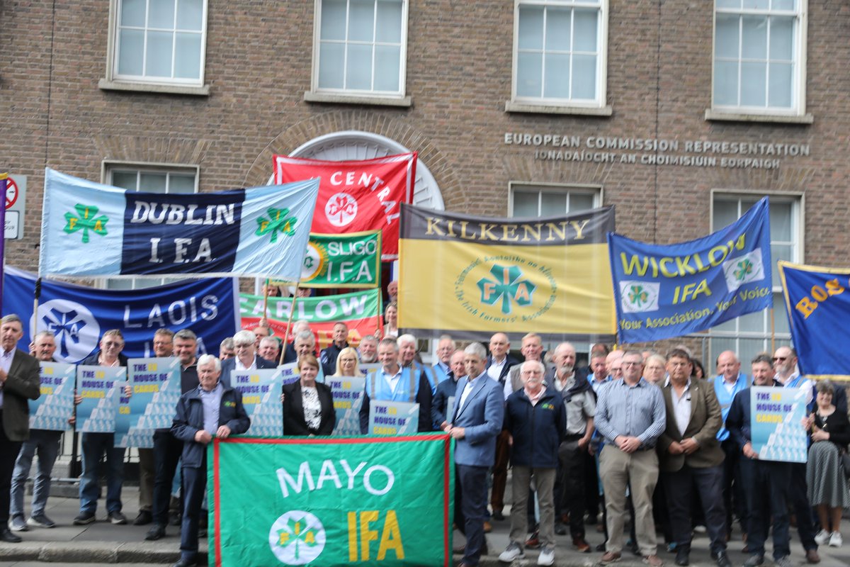 IFAmedia's tweet photo. IFA and ICOS staged a ‘flash action’ at the EU Commission offices in Dublin yesterday to warn the EU Commission against stripping away the CAP budget in favour of a single fund approach to the EU budget under the Multiannual Financial Framework. #EUHouseOfCards #BackFarming #CAP https://t.co/O2589UfRGz