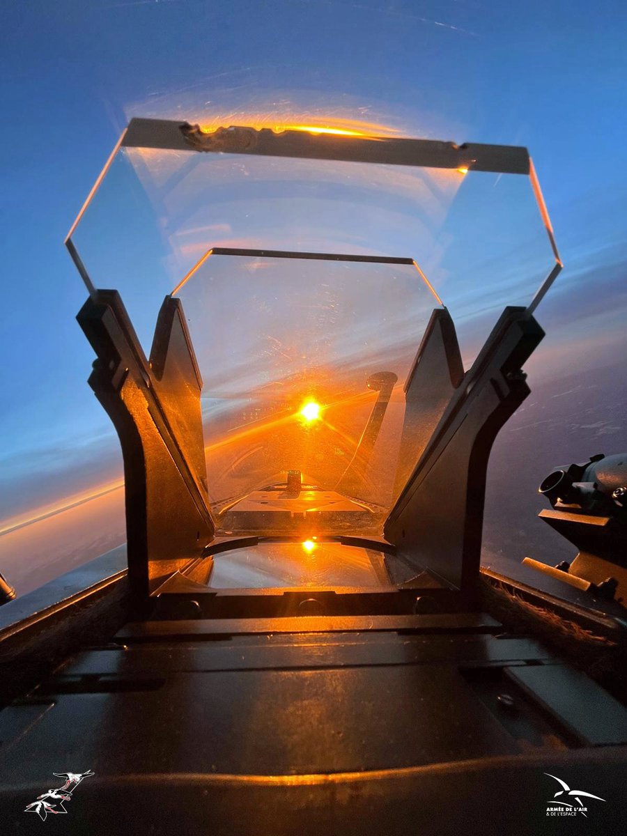 Le soleil couchant breton enflamme la VTH de ce 2000-5 lors d'une sortie d'entraînement de la permanence opérationnelle. 
Chaque "scramble" est exploité pour renforcer des acquis, parfaire des procédures et reconnaître la zone de responsabilité de la PO.