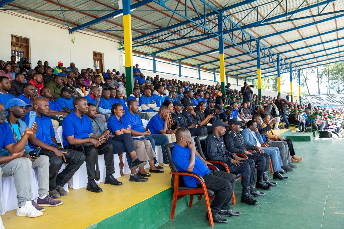 BIRIKUBA: Mu Karere ka Musanze, Abafatanyabikorwa mu bukangurambaga bwa #GerayoAmahoro bari kungurana ibitekerezon’abamotari bakorera muri aka karere ku bibazo by’umutekano wo mu muhanda n’ingamba zitandukanye mu rwego kunoza no kuzamura imyitwarire myiza mu mwuga bakora. 1/4