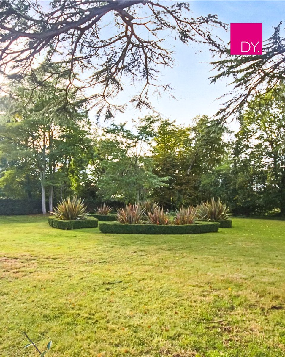 To Let 🏠 Ascot Road, Holyport📍

Ideally positioned between Maidenhead and Windsor, this spacious two bedroom, two bathroom ground floor apartment is set within a beautifully maintained gated development, offering picturesque farmland views. 

🌐 duncanyeardley.co.uk/property/ascot…