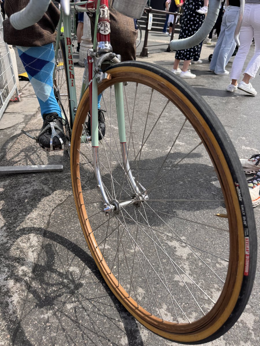 DuclosSebastian's tweet photo. Old Bianchi bike with wood rim at Pisa for stage 10 ITT. #vintage #vintagebike #bianchi #pisa #cycling #cyclinglife #passionforcycling @giroditalia https://t.co/hF7RPKhK0h