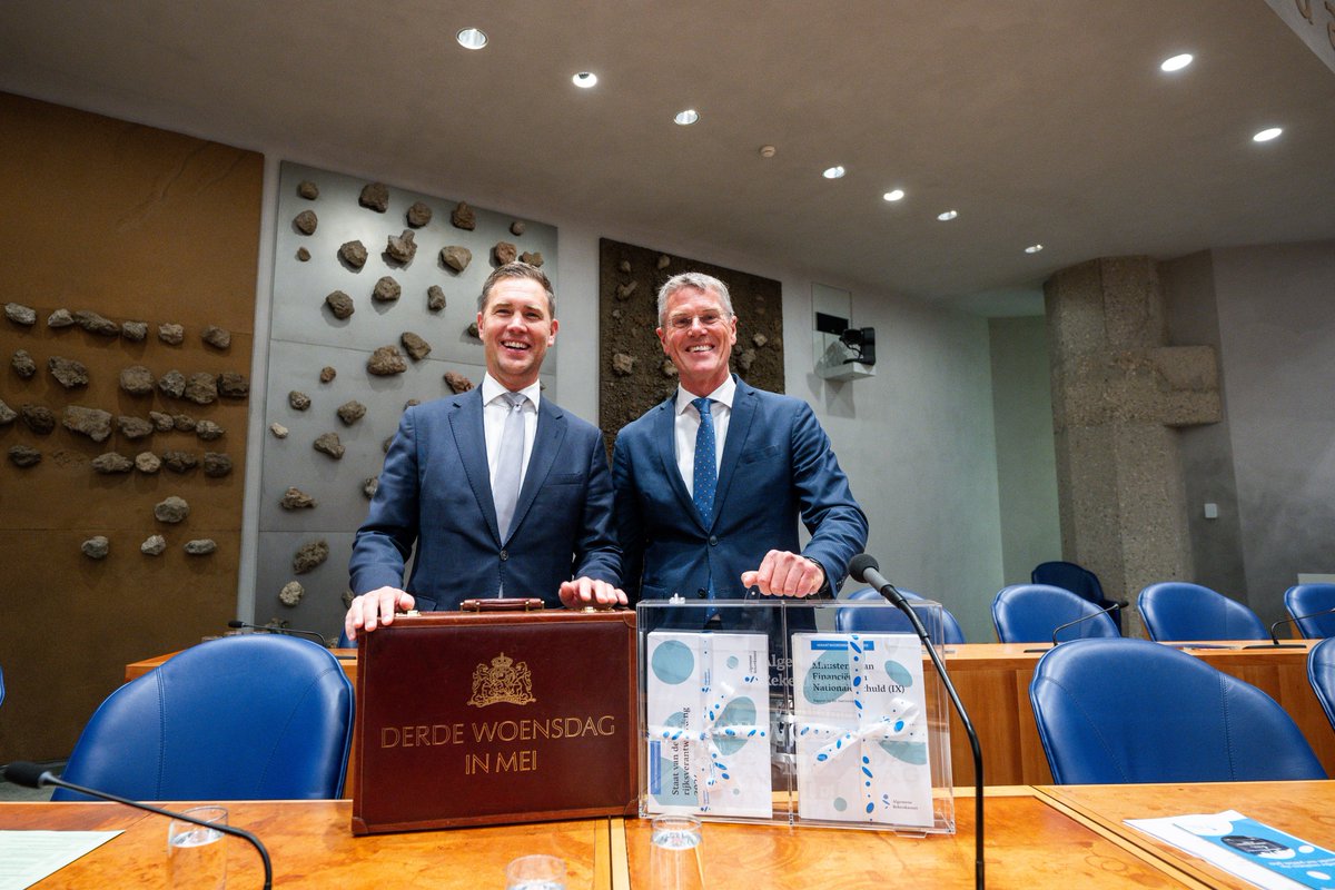 Tweede Kamer (@2ekamertweets) on Twitter photo Het is Verantwoordingsdag. Kamervoorzitter Martin Bosma ontving vandaag de verantwoordingsstukken van <a href="/Minister_FIN/">Eelco Heinen</a> Eelco Heinen en het rapport van de <a href="/Rekenkamer/">Algemene Rekenkamer</a>. Lees meer over deze dag en bekijk de stukken: tweedekamer.nl/nieuws/kamerni⦠Het is Verantwoordingsdag. Kamervoorzitter Martin Bosma ontving vandaag de verantwoordingsstukken van <a href="/Minister_FIN/">Eelco Heinen</a> Eelco Heinen en het rapport van de <a href="/Rekenkamer/">Algemene Rekenkamer</a>. Lees meer over deze dag en bekijk de stukken: tweedekamer.nl/nieuws/kamerniā¦