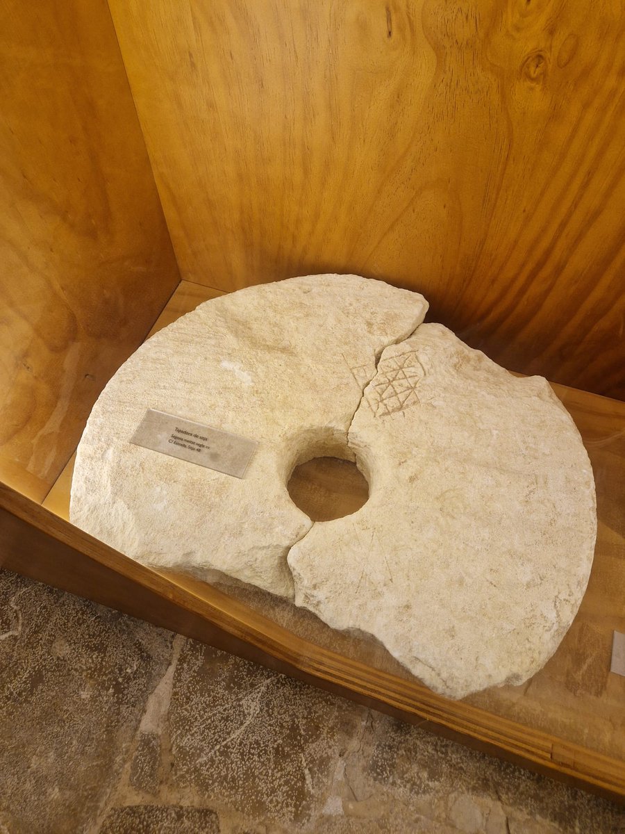 Aquesta tapadora de sitja del s. XV, trobada al c/ Estrella de Manacor, mostra un gravat. Sembla una taula d’alquerc de 12, un antic joc de taula de l’edat mitjana. S’identifica pel seu dibuix,  una quadrícula de 4x4, repetida i connectada per línies diagonals i centrals
👇.