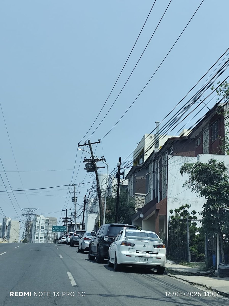 _ReginaJuarez's tweet photo. @Cicmty @CFEmx Poste de electricidad en riesgo de caer, Puerta del sol 1314, MTY, entre calles Franz Lizt y Sebastian Bach https://t.co/C0Wfb6sQsl