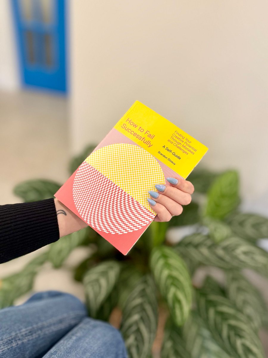 WINNER WEDNESDAY 🥊  This week's read is brought to you by Riley

📖 How to Fail Successfully: Finding Your Creative Potential Through Mistakes and Challenges by Brandon Stosuy, cofounder of the Creative Independent
.
.
.

#WellKnownMarketing #CreativeAgency #DesignLife #Muskoka