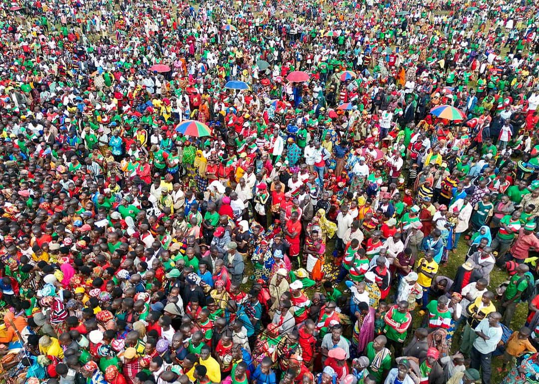 #Burundi #Tsinda2025 Umunyamabanga mukuru w’Umugambwe <a href="/CnddFdd/">CNDD-FDD</a>, Nyeniteka <a href="/R_Ndikuriyo/">Ndikuriyo Révérien</a>, yifatanije n’abagumyabanga bo mu ntara y’a Butanyerera mu bikorwa vyo kwiyamamaza vyatunganijwe muri Komine Muhanga. Kabaye akaryo ko kwereka abagumyabanga abizewe kugira ngo bazoserukire