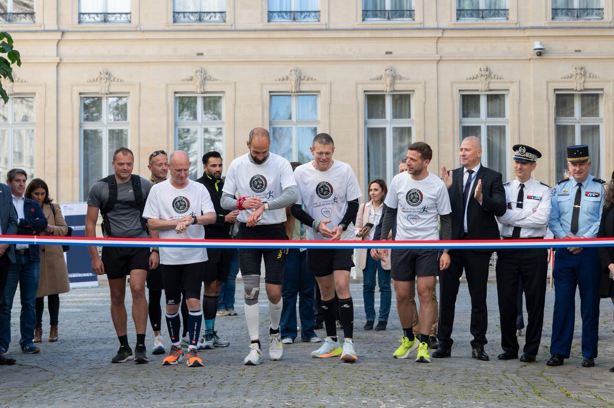 🏃Ils courent depuis 5 jours : partis de la Place Beauvau le 16 mai dernier, 4 coureurs du ministère ont pris part à un relais de 320 km pour rallier Roubaix, commune où étaient affectés Manon, Paul et Steven, policiers tragiquement décédés en service il y a 2 ans.

Au moment de