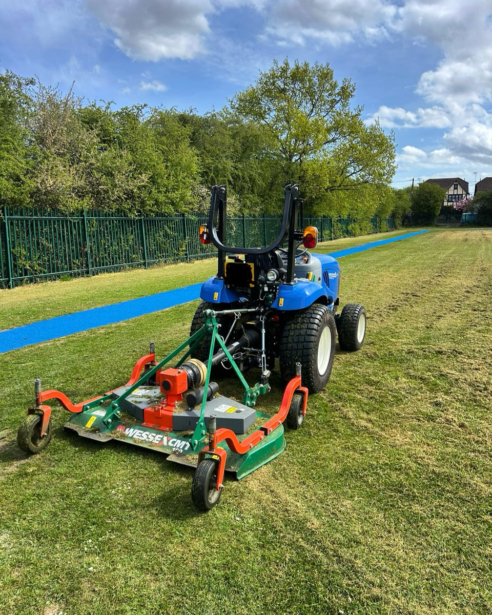 pogbrush's tweet photo. We’ve been out across Essex cutting large fields, including sports pitches with our Boomer 25 tractor!

Need reliable, professional field maintenance? We’ve got you covered.

Get in touch for a quote.  

#Essex #FieldCutting #TractorWork #SportsFieldCare #GroundMaintenance https://t.co/nfJaCjsVdb