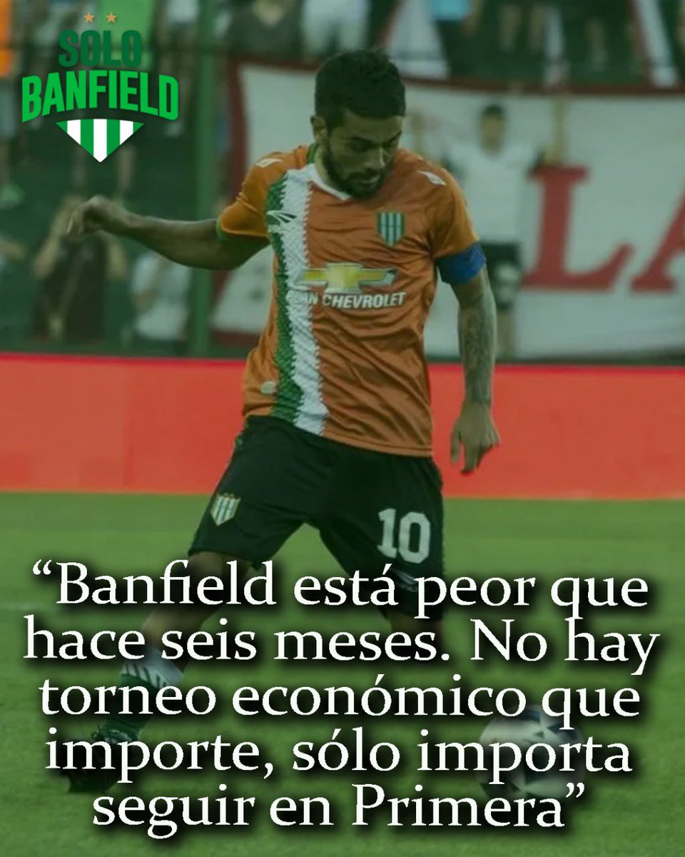 SoloBanfield's tweet photo. “ME PREOCUPAN LAS DECISIONES QUE HAN TOMADO”
El ex 10 campeón con el Taladro estuvo presente en el piso con los colegas de “Código Banfield” en dónde analizó, opinó y profundizó sobre la situación actual del club y lo que espera de su futuro.
SU FUTURO LIGADO AL CLUB
“Nunca voy a ser entrenador de Banfield, lo tengo recontra claro y por eso he participado en la política de. No quiero ser DT de Banfield, no quiero mezclar mis sentimientos ni mi carrera como futbolista a un proceso que es cruel como entrenador. El día de mañana me gustaría formar parte de una gestión institucional. Eso me daría tiempo para desarrollar algo en el club que me vengo preparando. Ser entrenador de Banfield hoy, te limitás a un promedio de 6 u 8 meses con suerte. Mi deseo y pertenencia es más grande que eso. Quiero ser parte de una gestión, no como presidente porque es un rol muy grande, muy profundo”.
LA ACTUALIDAD DEL FÚTBOL PROFESIONAL
“Yo veo a Banfield peor que cuando estaba Munúa, no por negativo o pesimista, sino porque los números lo reflejan. Hoy en promedios está peor que hace 5 o 6 meses y el equipo terminó último en su zona. Banfield tiene 6 meses por delante difíciles y complejos, va a ser protagonista de la zona que nadie quiere serlo y con una situación en la que va a depender mucho del mercado de pases que haga. El entrenador necesita herramientas, no va a poder hacer magia. El único torneo que juega hoy Banfield es el de no descender. No hay torneo económico que importe u otro, solo importa seguir en primera división y hay que tomarlo con la seriedad que corresponde. Es un momento difícil en donde los líderes y capitanes tendrán una posición incómoda. Espero que la gente que va a tomar decisiones sobre quién asumirá cada rol sea consciente de esto”.
ACTUAL GESTIÓN MARIOTTO
“Las intenciones no alcanzan, se tiene que profundizar en cómo se va a gestionar. Me preocupan las decisiones que han tomado, siento que no han sido las mejores. Poner a Banfield como víctima de los árbitros me parece que es no conocer la historia del club. Siempre hemos sido mal tratados por los árbitros y es parte de nuestra historia. Le erraron en exponer una situación en la que ellos se sentían agraviados, se equivocaron en hacerlo público. Me pareció que fue muy apresurado. Banfield había arrancado bien el torneo, fue apresurado salir a atacar y exponer una situación que después no quedó en nada. Después terminaron pidiendo disculpas. Creo que Matías está rodeado por un montón de gente que está aprendiendo, eso no está bueno porque en el medio está Banfield. Creo que esta gestión comete los mismos errores o algunos errores de los que nos quejábamos cometía la anterior gestión. Son las cosas que me han distanciado, creyendo que todos tenemos que tirar para el mismo lado”.
EL TANQUE SILVA
“Santiago le hubiese venido muy bien a un plantel joven desde la experiencia y las ganas que él tenía de ser parte. Se estaba ofreciendo y me parece que es uno de los pocos que han salido campeones con esta camiseta y se merece un respeto especial. Cuando alguien así de importante tiene un deseo es fundamental la respuesta y merece otro trato. Hubiese sido fundamental incorporarlo a este proyecto. Hay decisiones que son institucionales y del entrenador, pero sí el trato que merece personas como el Tanque debe ser diferente”.
SOBRE EDUARDO SPINOSA
“Mi batalla con Spinosa siempre fue profesional, nunca personal. A la distancia, haber mantenido al club en primera división durante tanto tiempo ha sido importante. Eduardo tuvo la posibilidad de llevarnos a una final, ha sido un logro importante y estuvo a nada de salir campeón. Viendo el presente de Banfield hoy, y que esta gestión le aprobó un balance y la gestión, entones ¿Qué voy a decir? Que ha hecho su trabajo y el club ha estado en los primeros lugares. Sólo le faltó gente del fútbol al lado para terminar de hacer y redondear una gestión deportiva muy buena”.