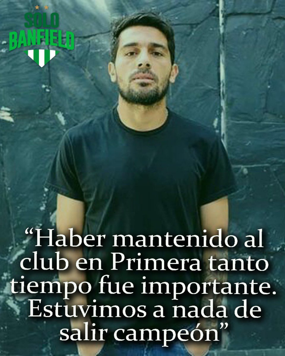 SoloBanfield's tweet photo. “ME PREOCUPAN LAS DECISIONES QUE HAN TOMADO”
El ex 10 campeón con el Taladro estuvo presente en el piso con los colegas de “Código Banfield” en dónde analizó, opinó y profundizó sobre la situación actual del club y lo que espera de su futuro.
SU FUTURO LIGADO AL CLUB
“Nunca voy a ser entrenador de Banfield, lo tengo recontra claro y por eso he participado en la política de. No quiero ser DT de Banfield, no quiero mezclar mis sentimientos ni mi carrera como futbolista a un proceso que es cruel como entrenador. El día de mañana me gustaría formar parte de una gestión institucional. Eso me daría tiempo para desarrollar algo en el club que me vengo preparando. Ser entrenador de Banfield hoy, te limitás a un promedio de 6 u 8 meses con suerte. Mi deseo y pertenencia es más grande que eso. Quiero ser parte de una gestión, no como presidente porque es un rol muy grande, muy profundo”.
LA ACTUALIDAD DEL FÚTBOL PROFESIONAL
“Yo veo a Banfield peor que cuando estaba Munúa, no por negativo o pesimista, sino porque los números lo reflejan. Hoy en promedios está peor que hace 5 o 6 meses y el equipo terminó último en su zona. Banfield tiene 6 meses por delante difíciles y complejos, va a ser protagonista de la zona que nadie quiere serlo y con una situación en la que va a depender mucho del mercado de pases que haga. El entrenador necesita herramientas, no va a poder hacer magia. El único torneo que juega hoy Banfield es el de no descender. No hay torneo económico que importe u otro, solo importa seguir en primera división y hay que tomarlo con la seriedad que corresponde. Es un momento difícil en donde los líderes y capitanes tendrán una posición incómoda. Espero que la gente que va a tomar decisiones sobre quién asumirá cada rol sea consciente de esto”.
ACTUAL GESTIÓN MARIOTTO
“Las intenciones no alcanzan, se tiene que profundizar en cómo se va a gestionar. Me preocupan las decisiones que han tomado, siento que no han sido las mejores. Poner a Banfield como víctima de los árbitros me parece que es no conocer la historia del club. Siempre hemos sido mal tratados por los árbitros y es parte de nuestra historia. Le erraron en exponer una situación en la que ellos se sentían agraviados, se equivocaron en hacerlo público. Me pareció que fue muy apresurado. Banfield había arrancado bien el torneo, fue apresurado salir a atacar y exponer una situación que después no quedó en nada. Después terminaron pidiendo disculpas. Creo que Matías está rodeado por un montón de gente que está aprendiendo, eso no está bueno porque en el medio está Banfield. Creo que esta gestión comete los mismos errores o algunos errores de los que nos quejábamos cometía la anterior gestión. Son las cosas que me han distanciado, creyendo que todos tenemos que tirar para el mismo lado”.
EL TANQUE SILVA
“Santiago le hubiese venido muy bien a un plantel joven desde la experiencia y las ganas que él tenía de ser parte. Se estaba ofreciendo y me parece que es uno de los pocos que han salido campeones con esta camiseta y se merece un respeto especial. Cuando alguien así de importante tiene un deseo es fundamental la respuesta y merece otro trato. Hubiese sido fundamental incorporarlo a este proyecto. Hay decisiones que son institucionales y del entrenador, pero sí el trato que merece personas como el Tanque debe ser diferente”.
SOBRE EDUARDO SPINOSA
“Mi batalla con Spinosa siempre fue profesional, nunca personal. A la distancia, haber mantenido al club en primera división durante tanto tiempo ha sido importante. Eduardo tuvo la posibilidad de llevarnos a una final, ha sido un logro importante y estuvo a nada de salir campeón. Viendo el presente de Banfield hoy, y que esta gestión le aprobó un balance y la gestión, entones ¿Qué voy a decir? Que ha hecho su trabajo y el club ha estado en los primeros lugares. Sólo le faltó gente del fútbol al lado para terminar de hacer y redondear una gestión deportiva muy buena”.