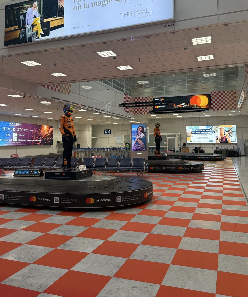 ElReyGuiri's tweet photo. El aeropuerto de Niza con temática McLaren 🟠 https://t.co/eAhl32dmWk