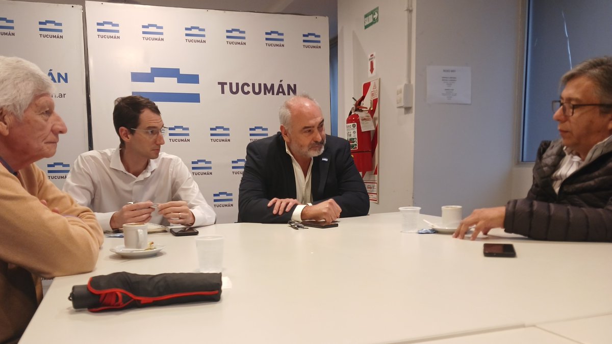 Trabajo en equipo para el desarrollo de #Tucumán💪

Nuestro vicepdte, @juanfcasanas , se reunió con <a href="/MarceSantilOk/">Marcelo Santillán</a>, secret. de Municipios y Grandes Comunas de <a href="/GobiernoTucuman/">Gobierno de Tucumán</a>, para coordinar acciones conjuntas que impulsen el crecimiento del interior provincial🌱🏗️.