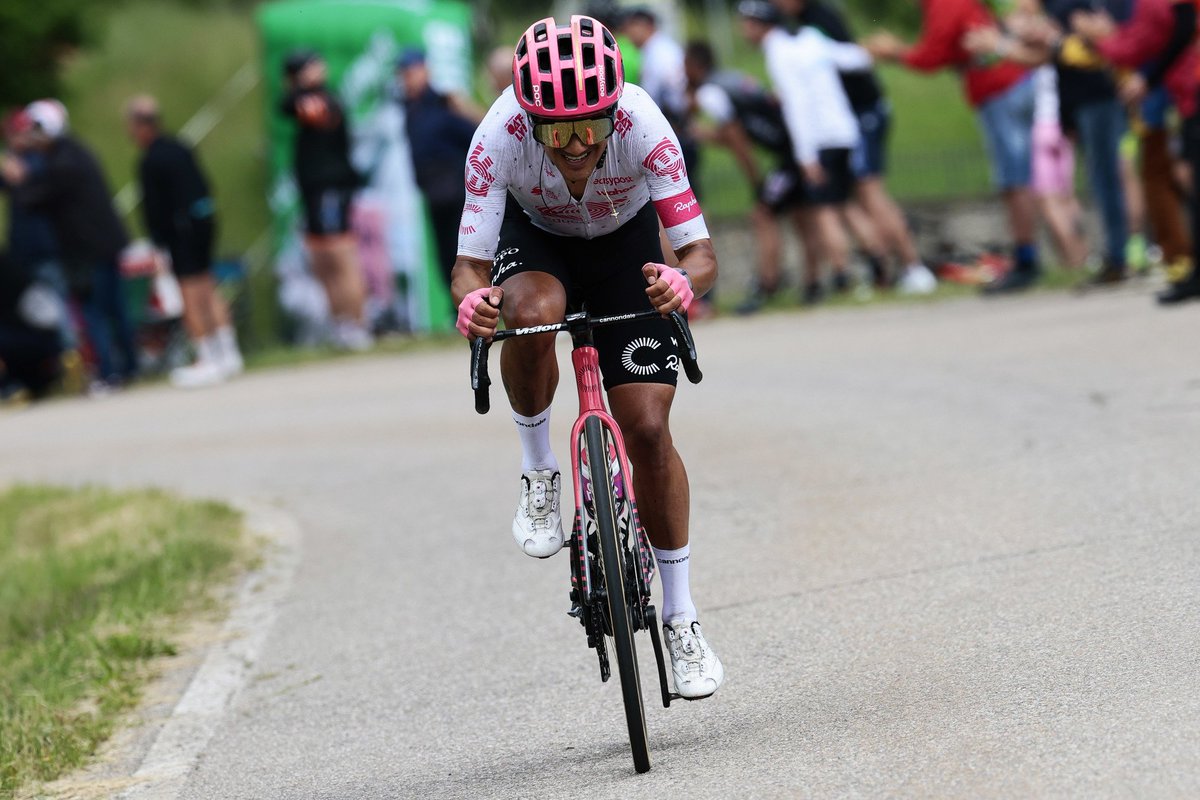 JORSTA's tweet photo. #girodiitalia Richard 
 CARAPAZ se lleva la etapa 11  en su participación 4 ,victoria 4
un 04  del Carchi   GRANDE  RICHIE  más vigente que nunca
@RichardCarapazM
@AsPluma https://t.co/otcxWH16wd