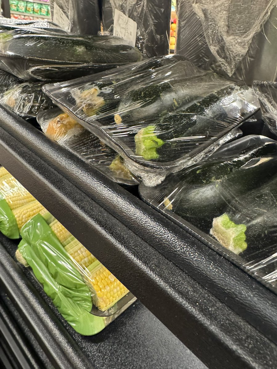 milliforthought's tweet photo. @Safeway is this spoiled squash on the shelf? 🤮 https://t.co/1cN67KngB2