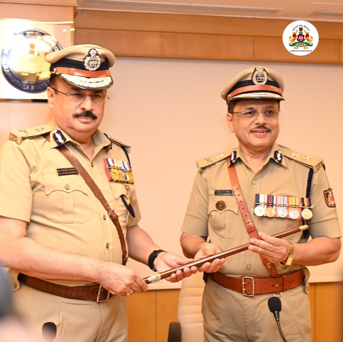 ಕರ್ನಾಟಕ ರಾಜ್ಯ ಪೊಲೀಸ್ Karnataka State Police (@karnatakacops) on Twitter photo ಈ ದಿನ ಶ್ರೀ ಡಾ.ಅಲೋಕ್ ಮೋಹನ್ ಐಪಿಎಸ್, <a href="/DgpKarnataka/">DGP KARNATAKA</a> ರವರು ವಯೋನಿವೃತ್ತಿ ಹೊಂದಿದ ಪ್ರಯುಕ್ತ ಶ್ರೀ ಡಾ. ಎಂ.ಎ ಸಲೀಂ ಐಪಿಎಸ್,ರವರು ಕರ್ನಾಟಕ ರಾಜ್ಯದ ಡಿಜಿಪಿ & ಐಜಿಪಿ ಹುದ್ದೆಯ ಪ್ರಭಾರವನ್ನು ವಹಿಸಿಕೊಂಡಿರುತ್ತಾರೆ. ಕರ್ನಾಟಕ ರಾಜ್ಯ ಪೊಲೀಸ್ ಪಡೆಯು ಡಾ. ಅಲೋಕ್ ಮೋಹನ್ ಐಪಿಎಸ್,ರವರ 38 ವರ್ಷಗಳ ಸುದೀರ್ಘ ಸೇವೆಯನ್ನು ಸ್ಮರಿಸುತ್ತ ..1/2 ಈ ದಿನ ಶ್ರೀ ಡಾ.ಅಲೋಕ್ ಮೋಹನ್ ಐಪಿಎಸ್, <a href="/DgpKarnataka/">DGP KARNATAKA</a> ರವರು ವಯೋನಿವೃತ್ತಿ ಹೊಂದಿದ ಪ್ರಯುಕ್ತ ಶ್ರೀ ಡಾ. ಎಂ.ಎ ಸಲೀಂ ಐಪಿಎಸ್,ರವರು ಕರ್ನಾಟಕ ರಾಜ್ಯದ ಡಿಜಿಪಿ & ಐಜಿಪಿ ಹುದ್ದೆಯ ಪ್ರಭಾರವನ್ನು ವಹಿಸಿಕೊಂಡಿರುತ್ತಾರೆ. ಕರ್ನಾಟಕ ರಾಜ್ಯ ಪೊಲೀಸ್ ಪಡೆಯು ಡಾ. ಅಲೋಕ್ ಮೋಹನ್ ಐಪಿಎಸ್,ರವರ 38 ವರ್ಷಗಳ ಸುದೀರ್ಘ ಸೇವೆಯನ್ನು ಸ್ಮರಿಸುತ್ತ ..1/2