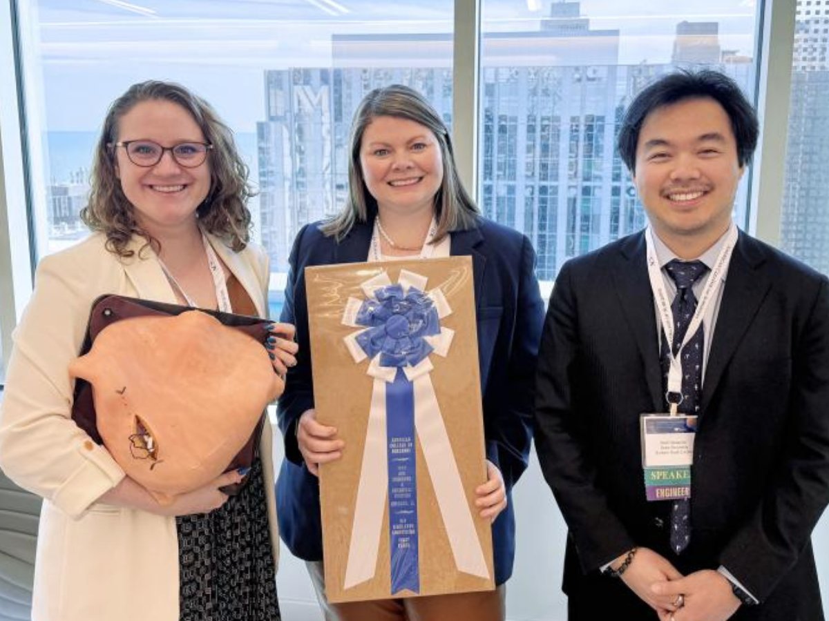 Duke University School of Medicine (@dukemedschool) on Twitter photo 🏆 <a href="/DukeSurgery/">Duke Surgery</a>'s SEAL team earned top honors at the 2025 Surgeons and Engineers Meeting for their 3D-printed inguinal hernia simulator.
The model enhances surgical training while significantly reducing costs.
🔗 Read more: medschool.duke.edu/news/duke-team… 🏆 <a href="/DukeSurgery/">Duke Surgery</a>'s SEAL team earned top honors at the 2025 Surgeons and Engineers Meeting for their 3D-printed inguinal hernia simulator.
The model enhances surgical training while significantly reducing costs.
🔗 Read more: medschool.duke.edu/news/duke-team…