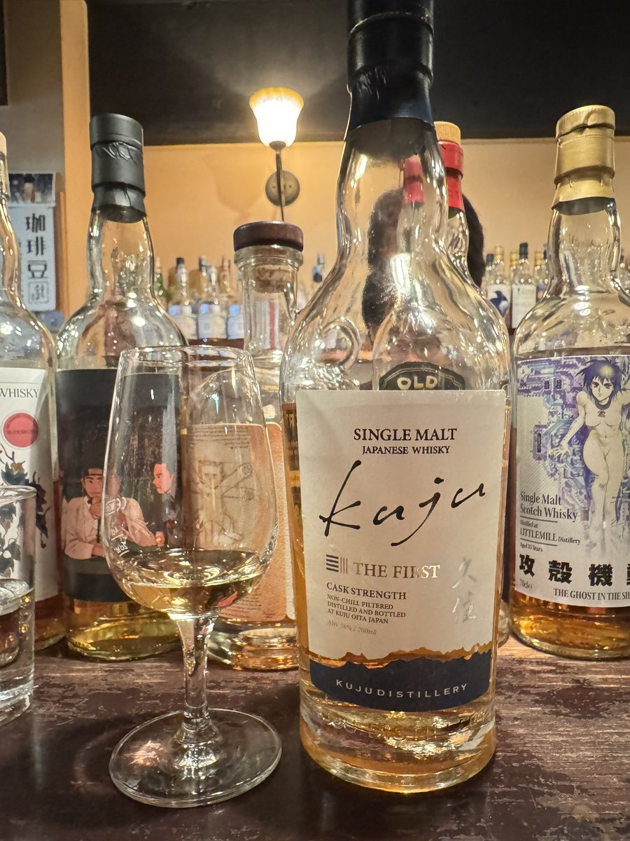 DrinkersLounge's tweet photo. #久住 THE FIRST 58%
新興蒸溜所のファーストリリースとして良い出来だと思う。もちろん熟成感はないが未熟さもない綺麗な酒質、オレンジ、アーモンド、きな粉、乾いた樽由来の収斂、ゆっくりとモルティ、余韻は収斂に続き度数相当のドライ&amp;スパイス。今後が楽しみ。
★★☆-★★★R!
#ドリラジ https://t.co/TDRaejQi3U