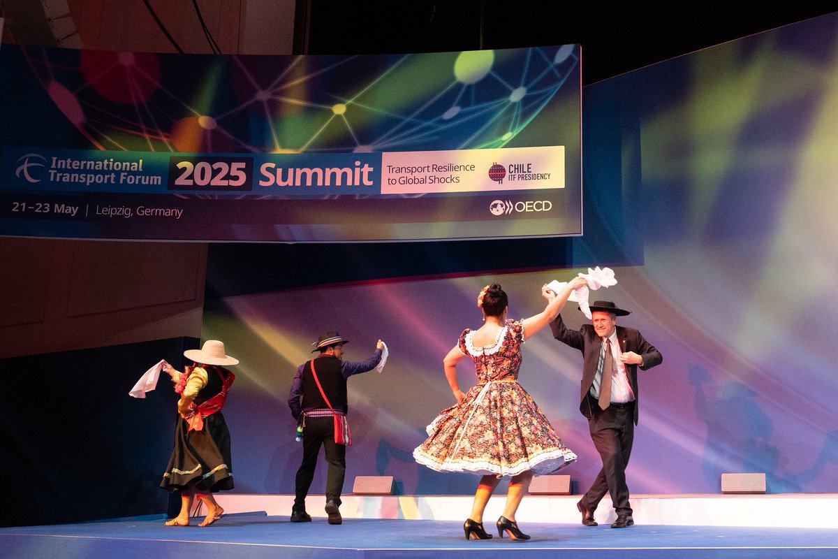 MTTChile's tweet image. ¡Parte en Leipzig, Alemania, la cumbre del Foro Internacional de Transporte (#ITF25) que este año preside Chile 🇨🇱!

El ministro Juan Carlos Muñoz lideró, junto con Young Tae Kim, secretario general de ITF, la inauguración de esta instancia que reúne a 69 líderes mundiales.