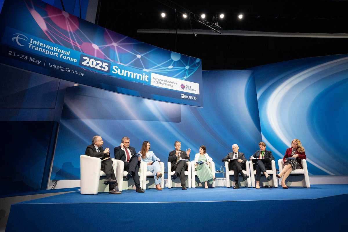 MTTChile's tweet image. ¡Parte en Leipzig, Alemania, la cumbre del Foro Internacional de Transporte (#ITF25) que este año preside Chile 🇨🇱!

El ministro Juan Carlos Muñoz lideró, junto con Young Tae Kim, secretario general de ITF, la inauguración de esta instancia que reúne a 69 líderes mundiales.