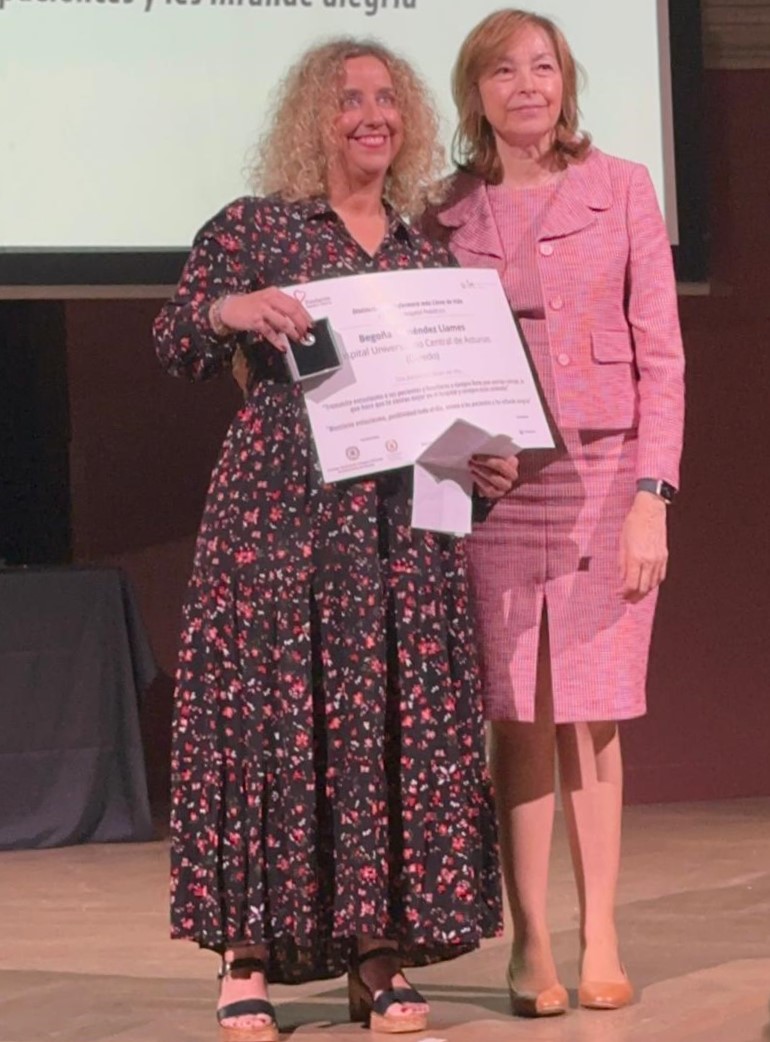 astursalud's tweet photo. 🏆Begoña Menéndez Lames, enfermera del área de #Pediatría de @HUCA_Asturias, premio a la enfermera más llena de vida en las V Distinciones ‘Dama de la Lámpara’ Florence Nightingale de la Fundacion Sandra Ibarra @fundacionsi   
👩‍⚕️El galardon reconoce el trabajo de las enfermeras oncológicas de hospitales 🏥 de adultos y pediátricos, públicos y privados de toda España