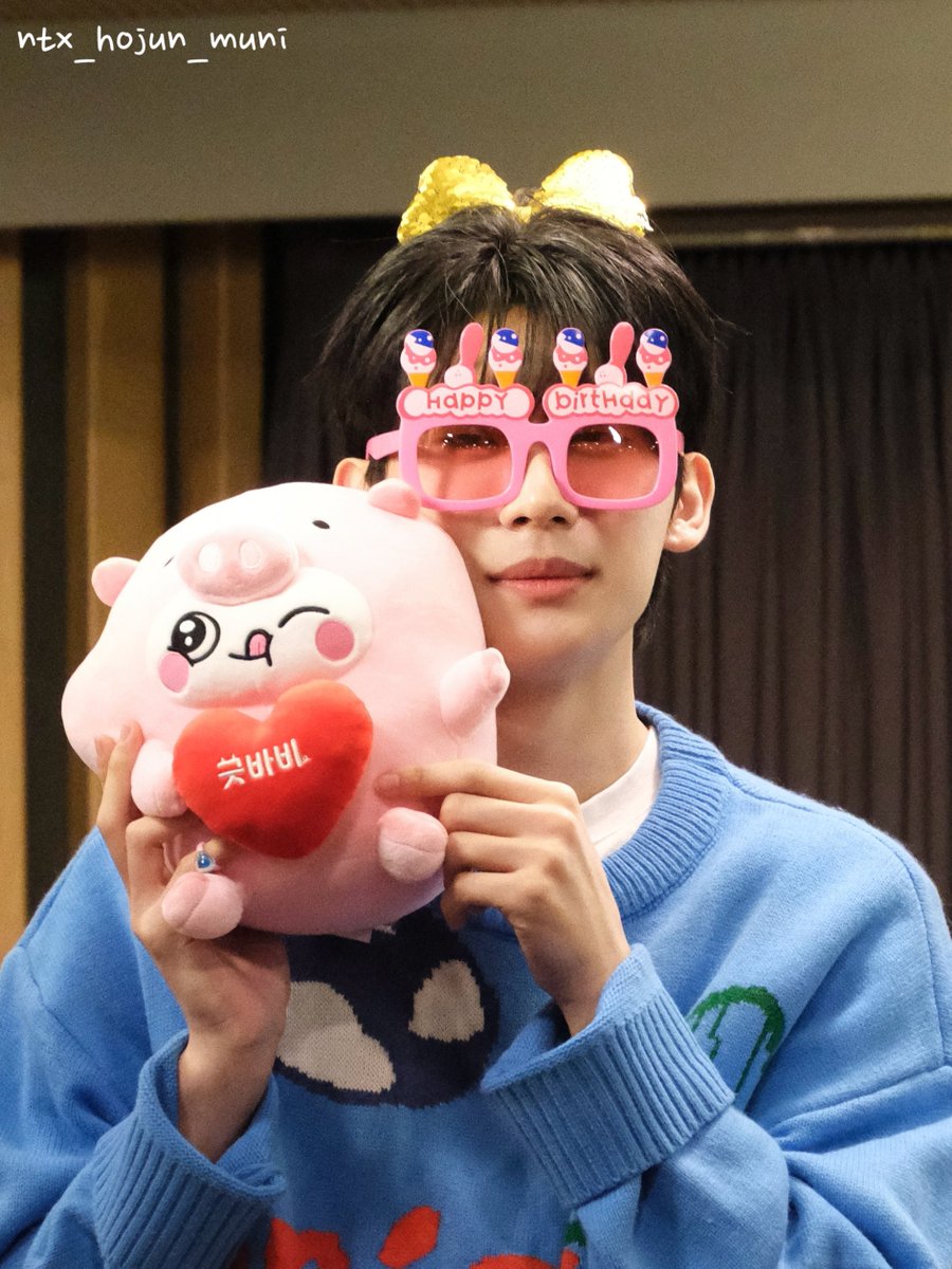 ntx_hojun_muni's tweet photo. 🗼25.05.22  ✨HJ🎂

🩵🌻 𝙃𝘼𝙋𝙋𝙔 𝙃𝙊𝙅𝙐𝙉 𝘿𝘼𝙔 🌻🩵

🐹호준~~ ! 생일 축하해 🎊
호준이를 처음 만난 이곳에서 
직접 생일축하를 할 수 있어서 엄청 기뻐~🎉

#NTX #엔티엑스 
#HOJUN #호준
#HAPPY_HOJUN_DAY
#탄생23주년
#5월_기적같은_우리의봄_잊지말자_영원토록 https://t.co/F05739es7P