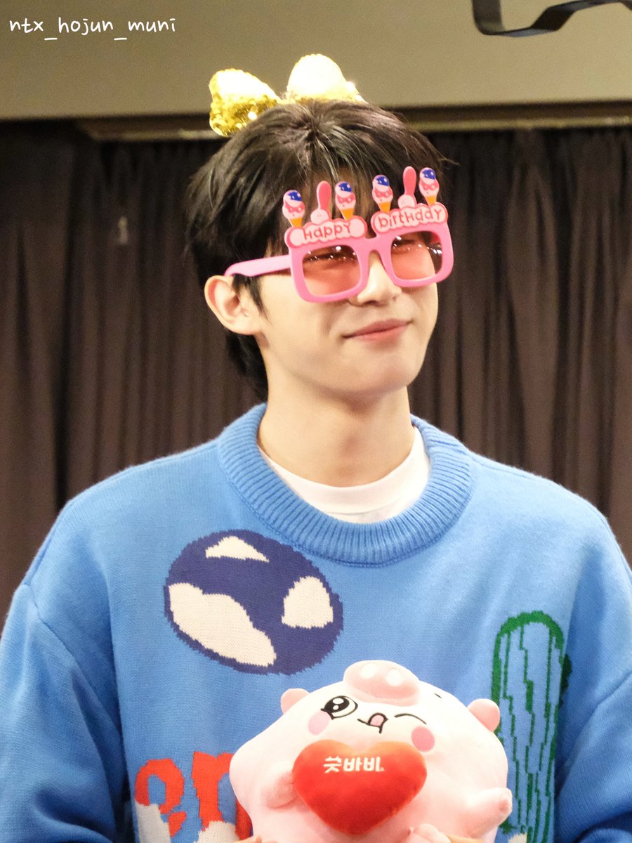 ntx_hojun_muni's tweet photo. 🗼25.05.22  ✨HJ🎂

🩵🌻 𝙃𝘼𝙋𝙋𝙔 𝙃𝙊𝙅𝙐𝙉 𝘿𝘼𝙔 🌻🩵

🐹호준~~ ! 생일 축하해 🎊
호준이를 처음 만난 이곳에서 
직접 생일축하를 할 수 있어서 엄청 기뻐~🎉

#NTX #엔티엑스 
#HOJUN #호준
#HAPPY_HOJUN_DAY
#탄생23주년
#5월_기적같은_우리의봄_잊지말자_영원토록 https://t.co/F05739es7P