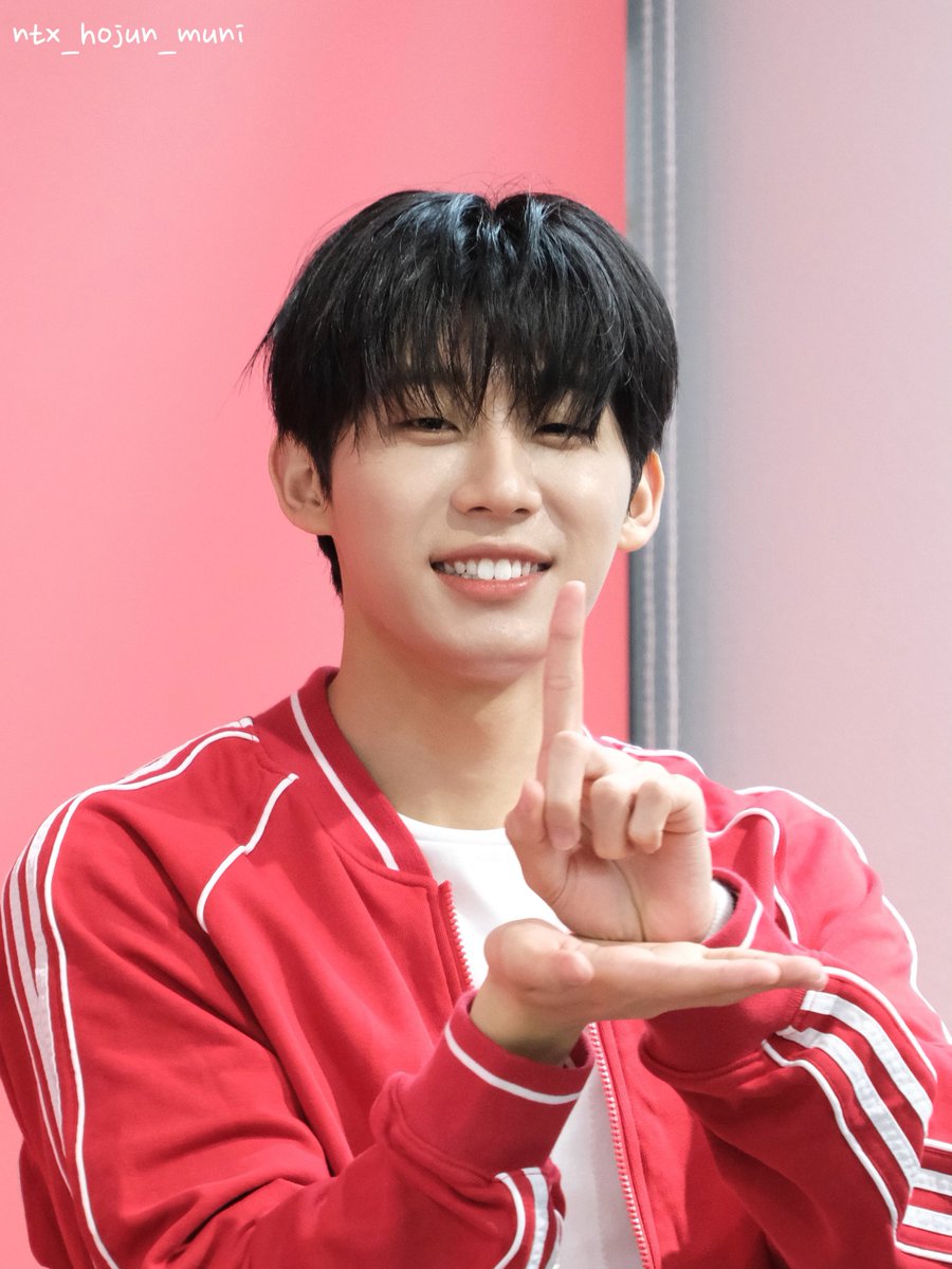 ntx_hojun_muni's tweet photo. 🗼25.05.22  ✨HJ🎂

🩵🌻 𝙃𝘼𝙋𝙋𝙔 𝙃𝙊𝙅𝙐𝙉 𝘿𝘼𝙔 🌻🩵

🐹호준~~ ! 생일 축하해 🎊
호준이를 처음 만난 이곳에서 
직접 생일축하를 할 수 있어서 엄청 기뻐~🎉

#NTX #엔티엑스 
#HOJUN #호준
#HAPPY_HOJUN_DAY
#탄생23주년
#5월_기적같은_우리의봄_잊지말자_영원토록 https://t.co/F05739es7P