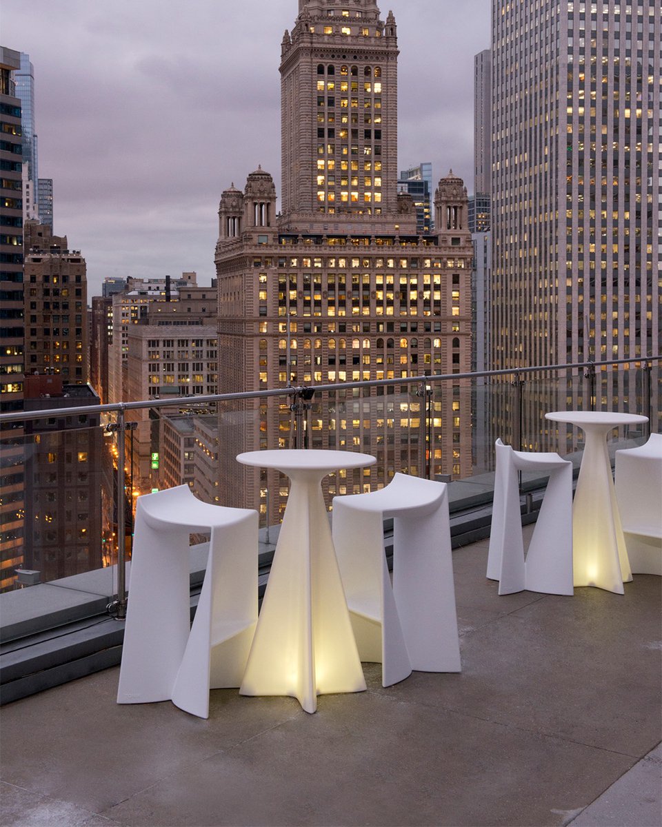 Drinks for two - with a view! 🍹😍🌆

l8r.it/cuVU
⁠
#OutdoorSeating #OutdoorDining #ModernFurniture #ContractFurniture #FurnitureDesigner #LandscapeDesigner #ModernFurnitureDesign #HospitalityDesign #HospitalityFurniture #CommercialDesign