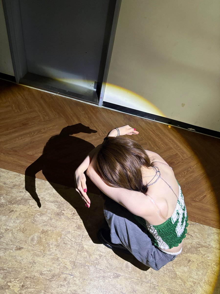 ujiminphoria's tweet image. KARINA DID THE CAT AND PUPPY SHADOW TREND FINALLY😭😭