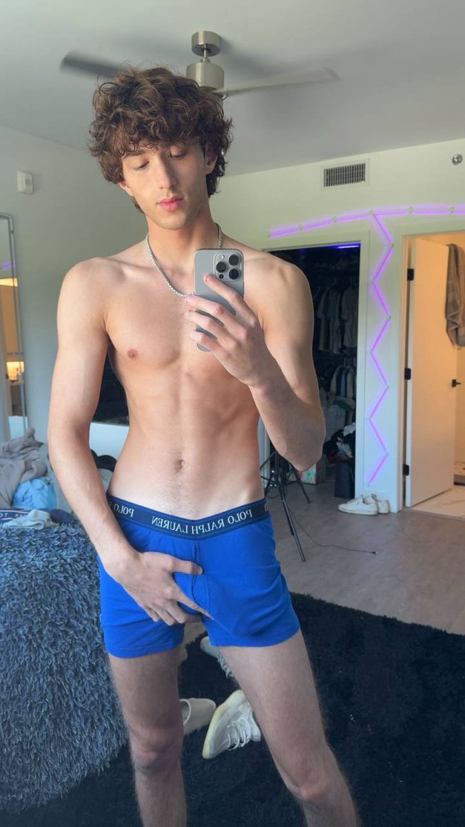 This bulge is asking for trouble.
And you look like you'd cause it. 🔞🍆

RT if you’d pull the boxers down. Comment if you’d swallow.