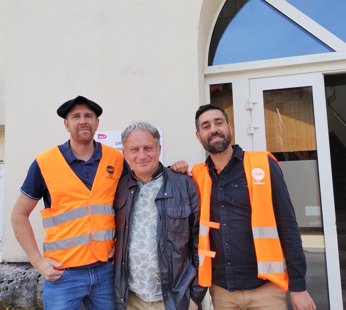 Tournée de la CFDT Cheminots BFC, ce jour, à l'UTM (Ipôle) de Besançon.
Merci à l'ensemble des cheminot(e)s présent(e)s pour la qualité de leur accueil ainsi que pour celle des échanges nourris.
De gauche à droite, Nicolas Péchinot, Pascal Escande, Olivier Richard et Jérôme Nozet