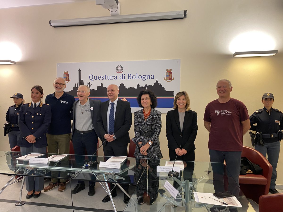 Cuamm's tweet photo. A Bologna parte un nuovo progetto insieme alla #Questura di Bologna e @ConfindustriaEM: i volontari #Cuamm affiancheranno l'Ufficio Immigrazione nell’#accoglienza di chi arriva ogni giorno. Un modello già attivo a Padova.

Leggi di più: https://t.co/I5UAVUcYQQ https://t.co/8N7VMA0k3Q